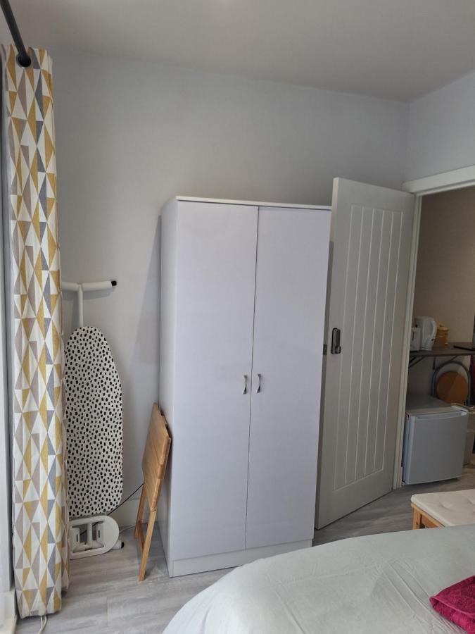 Deluxe Single Room Only For One Adult Northolt  Exterior photo